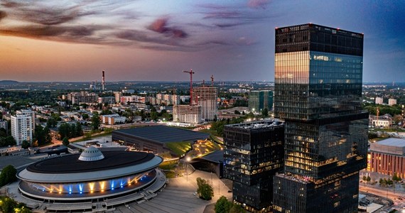 "Intencja, żeby ministerstwo przemysłu było w Katowicach, wynika z głębokiego przekonania, że Śląsk to są wszystkie nadzieje i wszystkie zagrożenia, które trzeba traktować interdyscyplinarnie" - powiedział Donald Tusk podczas piątkowej konferencji prasowej w Sejmie. Jak dodał, "to było moje zobowiązanie, nasze zobowiązanie i zostanie wypełnione".