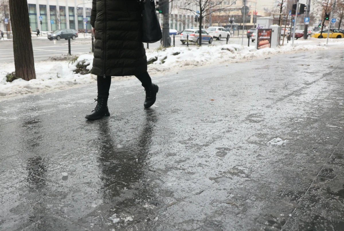 Instytut Meteorologii i Gospodarki Wodnej wydał rano ostrzeżenia dla 13 województw z związku z prognozowanymi opadami marznącego deszczu lub mżawki powodującej gołoledź.