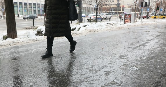 Instytut Meteorologii i Gospodarki Wodnej wydał rano ostrzeżenia dla 13 województw z związku z prognozowanymi opadami marznącego deszczu lub mżawki powodującej gołoledź.