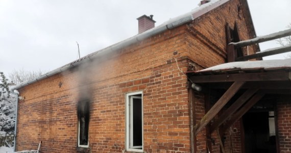 75-letni mężczyzna zginął w pożarze domu w Korniaktowie koło Łańcuta. Na miejscu pracowało 20 strażaków. 