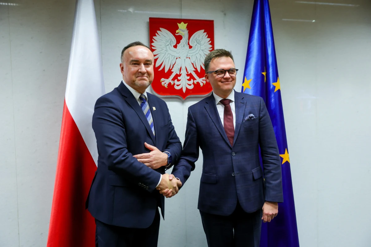 "Myślę, że będziemy mieli wspólnego kandydata na prezydenta i że będzie nim marszałek Szymon Hołownia" - przyznał w TVN24 Michał Kobosko, pytany o plany Trzeciej Drogi dotyczące wyborów prezydenckich. "Myślę, że jego działania i też odbiór społeczny tych działań jako marszałka Sejmu pokazuje, że jest jednym z kluczowych polityków, kluczowych liderów na polskiej scenie politycznej" - mówił o Hołowni wiceprzewodniczący Polski 2050. 