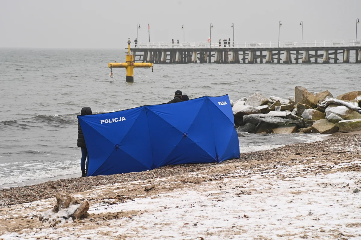 Rano przy tawernie w Gdyni Orłowie znaleziono ciało kobiety. Na miejscu pracują policjanci i prokurator.