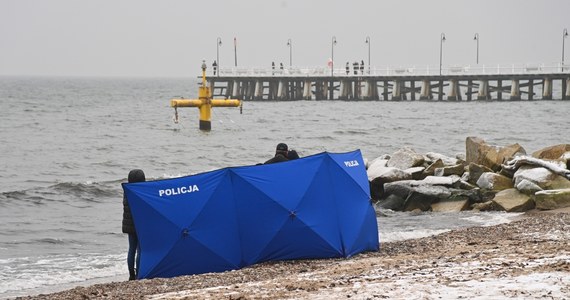 Rano przy tawernie w Gdyni Orłowie znaleziono ciało kobiety. Na miejscu pracują policjanci i prokurator.