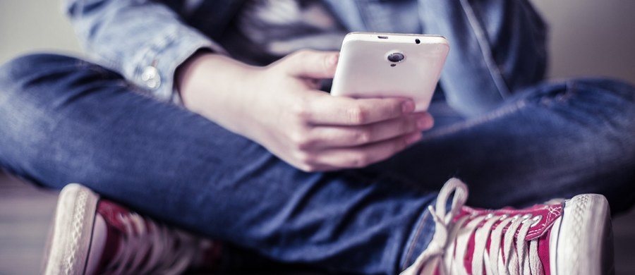 Ogarnia ich panika i wybuchają złością, kiedy nie mogą korzystać ze smartfona. Specjaliści brytyjscy ostrzegają: co czwarty nastolatek jest od niego uzależniony. Piszą o tym na łamach „BMC Psychiatry”.