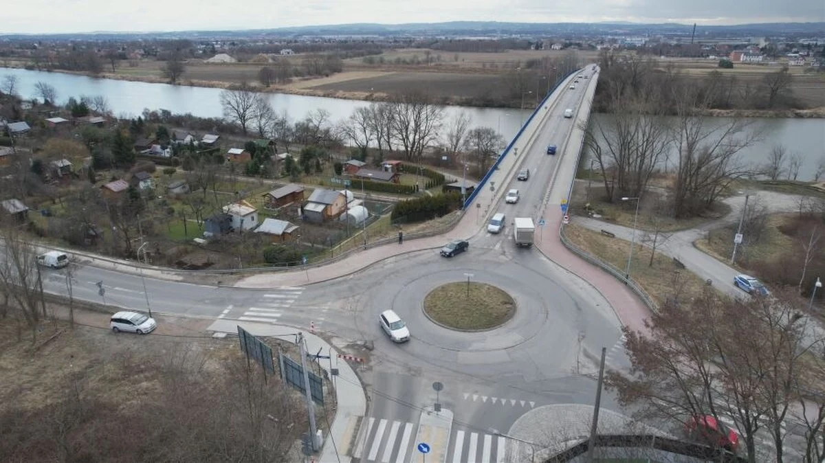 W poniedziałek 11 grudnia ma się rozpocząć remont nawierzchni na moście Wandy w Krakowie i na sąsiadującym z przeprawą rondzie im. Stanisława Pagaczewskiego. Prace na moście potrwają trzy dni, na rondzie drogowcy zostaną niemal do świąt: do 22 grudnia.