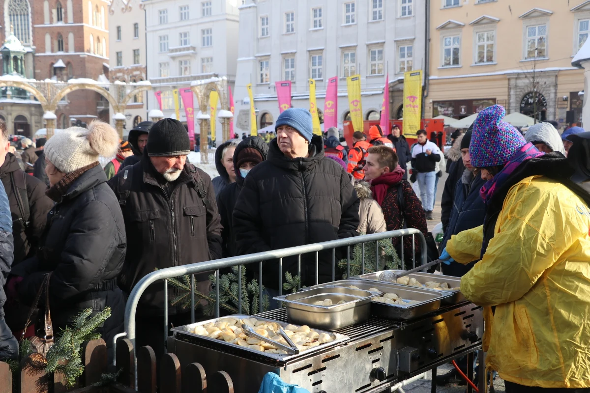 Barszcz czerwony, pierogi i bigos z mięsem - takie dania znajdą się w menu wigilii dla bezdomnych i potrzebujących, która dokładnie za tydzień, 17 grudnia odbędzie się w Krakowie. Po raz 27. organizuje ją restaurator Jan Kościuszko.