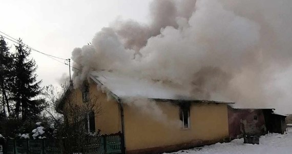 Cztery osoby zostały poszkodowane w wyniku pożaru domu w Ziempniowie na Podkarpaciu. Dwie osoby z poparzeniami ciała trafiły do szpitala. W budynku rozszczelniła się butla z gazem.