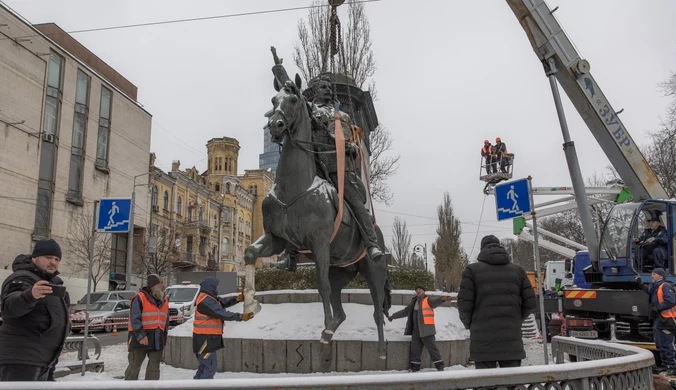 Ukraińcy obalili radziecki pomnik. Trwa akcja "derusyfikacja"