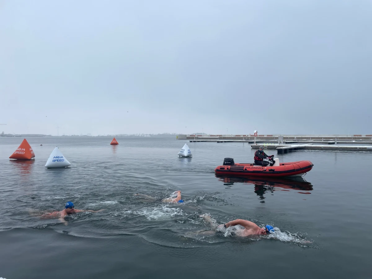 W samym stroju kąpielowym, okularach i czepku - tak wchodzili do morza w rejonie Zatoki Puckiej zawodnicy ekstremalnego lodowego pływania. Startowali na różnych dystansach od 50 metrów do 1 kilometra. 