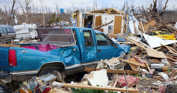 Tornado, które przetoczyło się przez centrum Tennessee, zabiło sześć osób i raniło ponad dwadzieścia. W wielu miastach domy i firmy zostały poważnie uszkodzone.