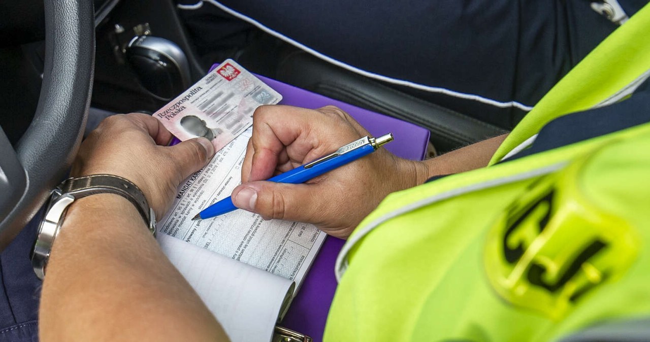 Zarobki, drogówce, najgorsze, pewien, policjant, Bytowa, wpadł, pomysł, pracy, dorobić, sobie, wypłaty, Prywatnym, aparatem, rob Pan Fotoradar wystawiał lewe mandaty. Dorabiał do pensji policjanta