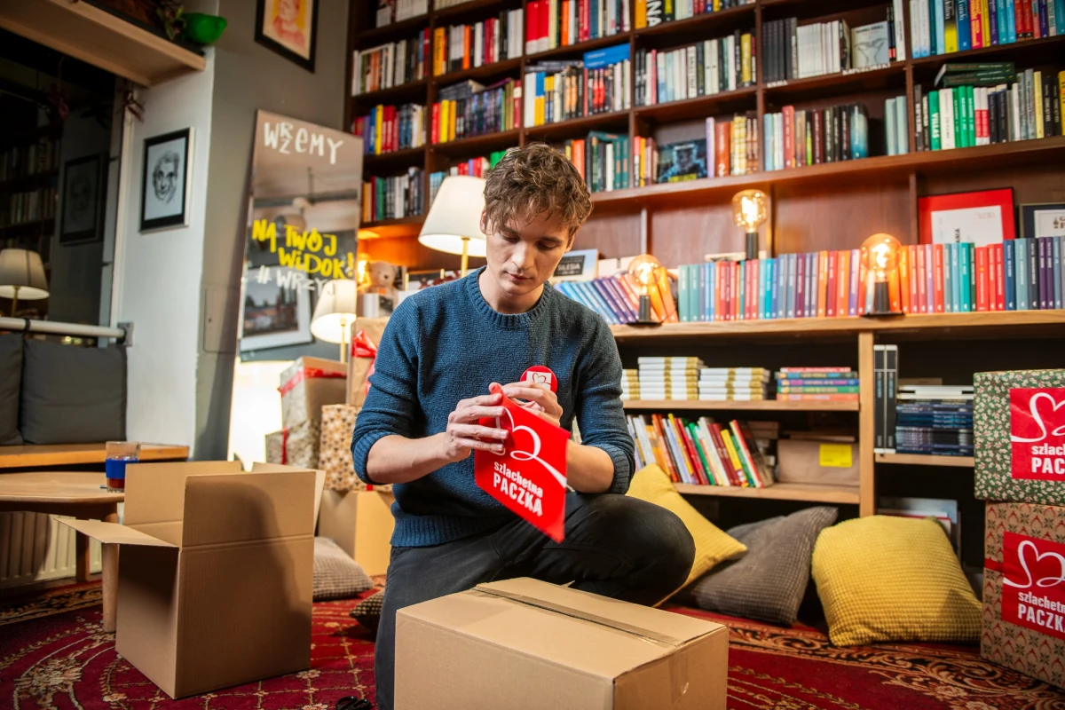 Muzycy z zespołu Kwiat Jabłoni tworzą Szlachetną Paczkę. Każde działanie przynosi swoje owoce, a pomaganie ze Szlachetną Paczką sprawia, że te dobre owoce, padają niedaleko. Bo Szlachetna Paczka to wsparcie rodzin z lokalnej społeczności, którym żyje się trudniej. „Zachęcam Was serdecznie do wejścia na www.szlachetnapaczka.pl i do wybrania rodziny, dla której chcecie stworzyć Szlachetną Paczkę” - mówi Jacek Sienkiewicz z zespołu Kwiat Jabłoni. 