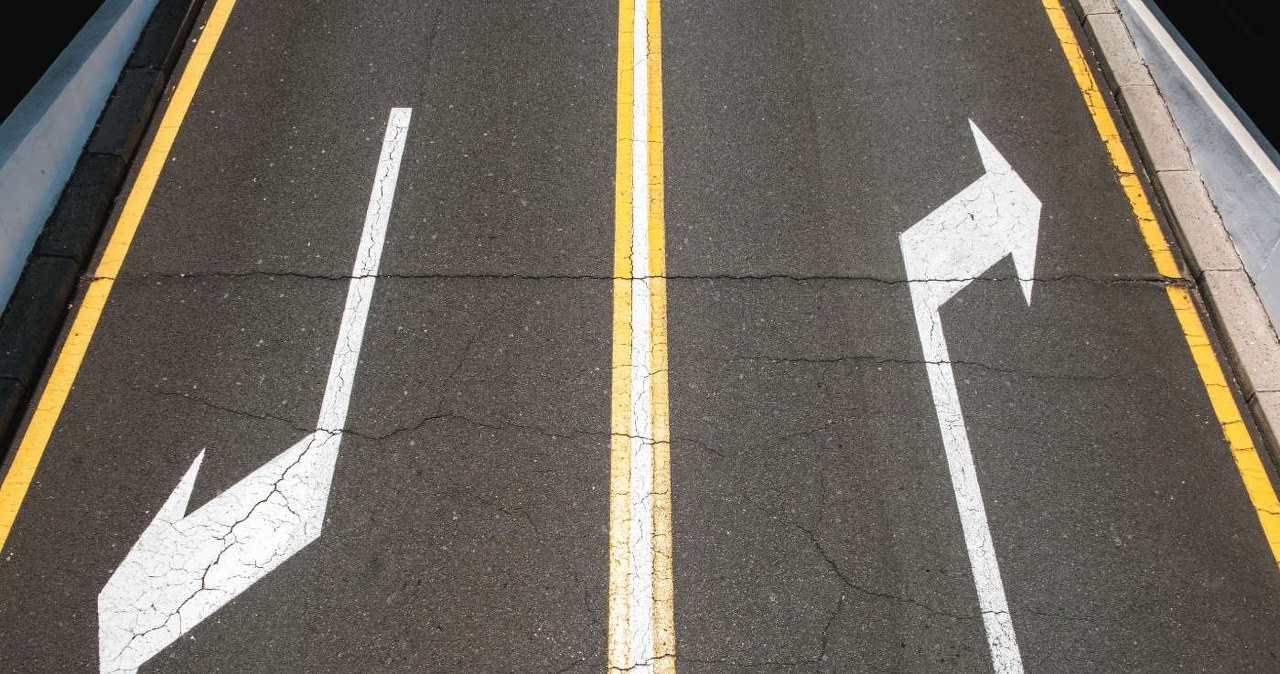 Czy na pasie do skrętu trzeba włączać kierunkowskaz? Przepisy mówią wprost