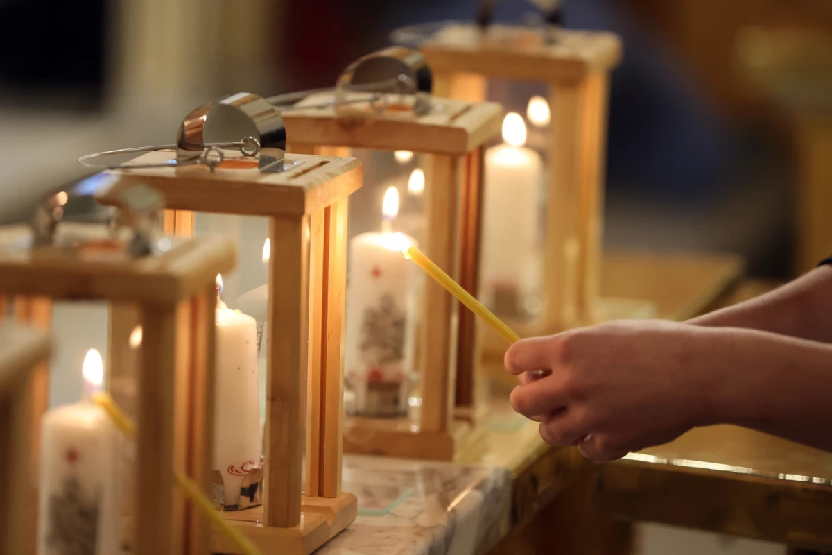 W sanktuarium Matki Boskiej Fatimskiej na Krzeptówkach w Zakopanem harcerze odebrali od słowackich skautów Betlejemskie Światło Pokoju. "Wyruszymy teraz z wielką sztafetą po Polsce i przekażemy je dalej z hasłem "Czyńmy Pokój". "Chcemy (...) na chwilę się zatrzymać i zastanowić się nad tym, czym jest pokój i jak możemy go budować w swoich lokalnych społecznościach' – mówiła naczelniczka ZHP hm. Martyna Kowacka.