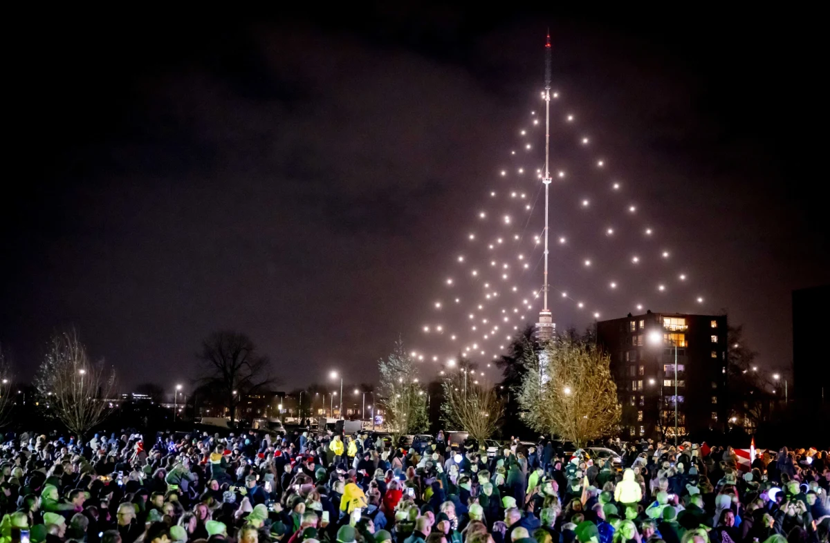 W sobotni wieczór rozświetlono w IJsselstein w centralnej Holandii największą, według Księgi Rekordów Guinnessa, choinkę na świecie.