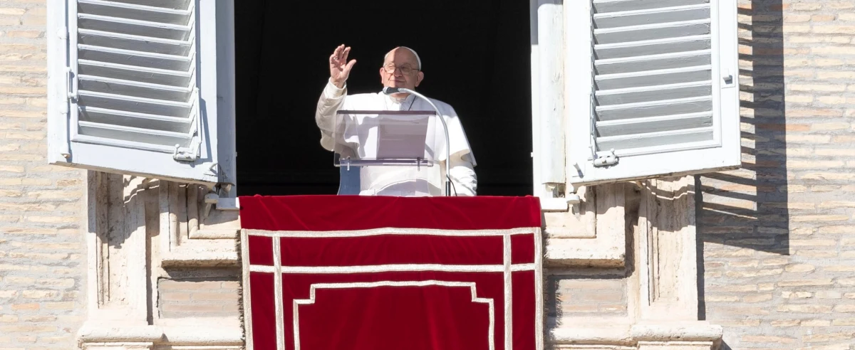 Papież Franciszek powiedział w niedzielę, że "zaangażowanie na rzecz praw człowieka nigdy się nie kończy". W ten sposób nawiązał do 75. rocznicy podpisania Powszechnej Deklaracji Praw Człowieka. Apelował też o modlitwę za Ukrainę, Palestynę, Izrael, uwolnienie zakładników i dostarczenie pomocy humanitarnej. "Czy będziemy w stanie zrobić konkretne kroki dla pokoju?" - pytał Franciszek.