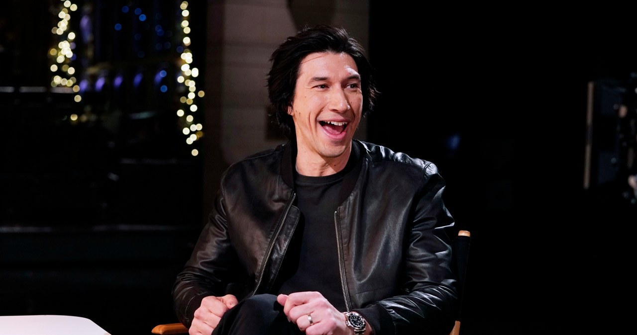 Adam Driver wrócił do "Saturday Night Live" w roli prowadzącego. W monologu otwierającym odcinek, podczas którego akompaniował sobie na fortepianie, aktor przestawił listę świątecznych życzeń. Przypomniał także wszystkim fanom Gwiezdnych wojen": "To nie ja zabiłem Hana Solo. To wina wokeness".