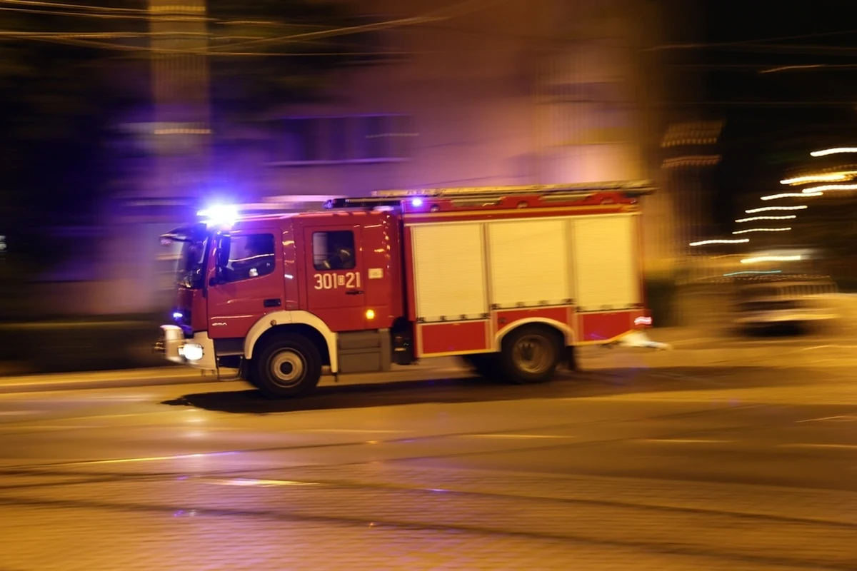 Niecodzienny wypadek w Jaśle. Jadący do pożaru wóz strażacki zderzył się z samochodem osobowym. Kobieta, która kierowała osobówką, trafiła do szpitala.