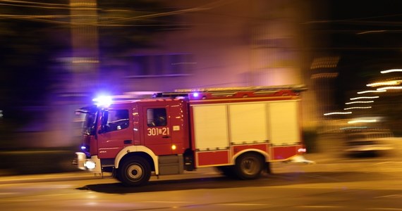 Niecodzienny wypadek w Jaśle. Jadący do pożaru wóz strażacki zderzył się z samochodem osobowym. Kobieta, która kierowała osobówką, trafiła do szpitala.
