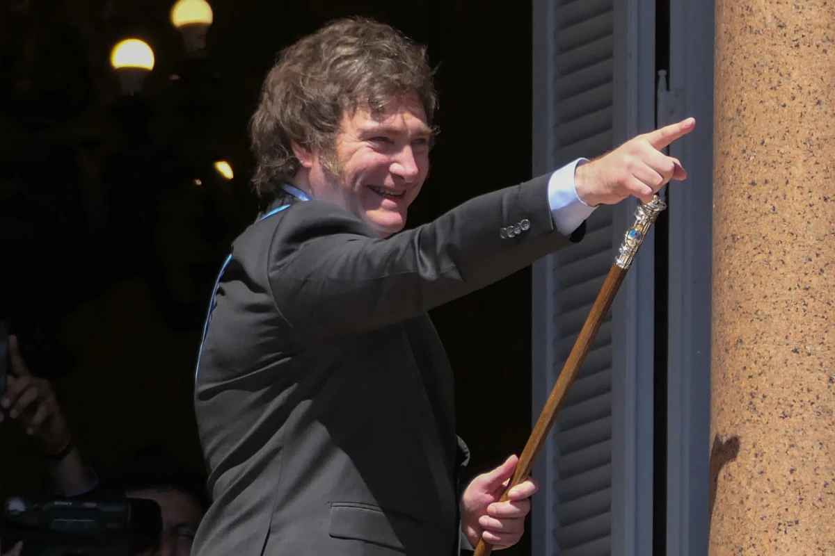 Ekscentryczny Javier Milei został zaprzysiężony na prezydenta Argentyny. Dla kraju rozpoczyna się okres, który historycy mogą w przyszłości oceniać albo jako przełomowy, albo - katastrofalny. Milei zapowiada terapię szokową dla argentyńskiej gospodarki. W tle uroczystości rozgrywały się wydarzenia o znaczeniu globalnym. Zakulisowe rozmowy prowadzili między innymi Zełenski i Orban.