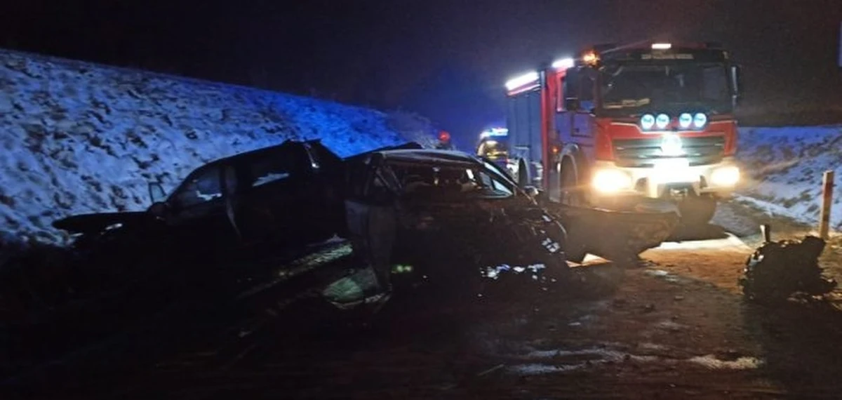 Trzy osoby trafiły do szpitala w wypadku na drodze krajowej numer 53 w Klewkach w Warmińsko-Mazurskiem. Zderzyły się tam dwa samochody osobowe. 