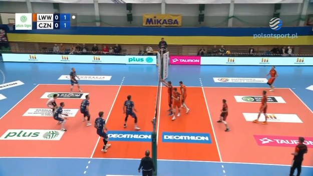 Skrót meczu Barkom Każany Lwów – Exact Systems Hemarpol Częstochowa 3:1 (20:25, 25:18, 25:16, 25:22) - siatkówka, PlusLiga 2023/2024, 11. kolejka.

 

_______
Barkom-Każany: Mousse Gueye, Deniss Petrovs, Luciano Palonsky, Vladyslav Shchurov, Vasyl Tupchii, Ilia Kovalov – Yaroslav Pampushko (libero) oraz Vitalii Kucher, Oleksii Holoven. Trener: Ugis Krastins.
Exact Systems Hemarpol: Rafał Sobański, Bartosz Schmidt, Dawid Dulski, Damian Kogut, Bartłomiej Janus, Byron Keturakis – Sho Takahashi (libero) oraz Mateusz Borkowski, Oskar Espeland, Aymen Bouguerra, Tomasz Kowalski, Piotr Hain. Trener: Leszek Hudziak