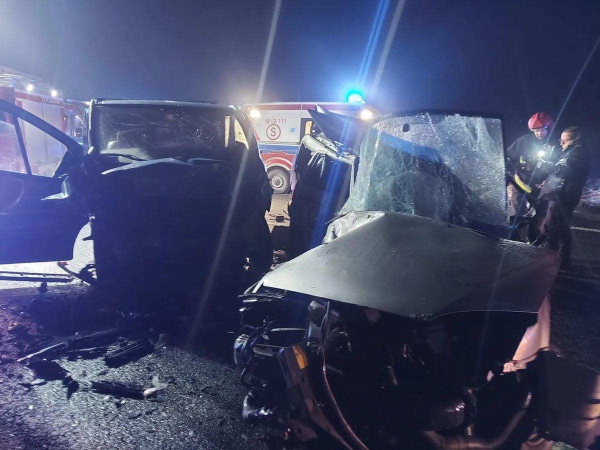 Tragiczny wypadek na  drodze krajowej numer 10 w Grąbcu na Mazowszu. W wyniku zderzenia dwóch samochodów zginęła kobieta. Sześć osób zostało rannych. 