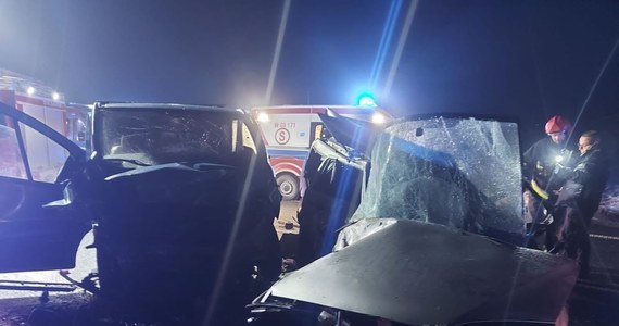 Tragiczny wypadek na  drodze krajowej numer 10 w Grąbcu na Mazowszu. W wyniku zderzenia dwóch samochodów zginęła kobieta. Sześć osób zostało rannych. 