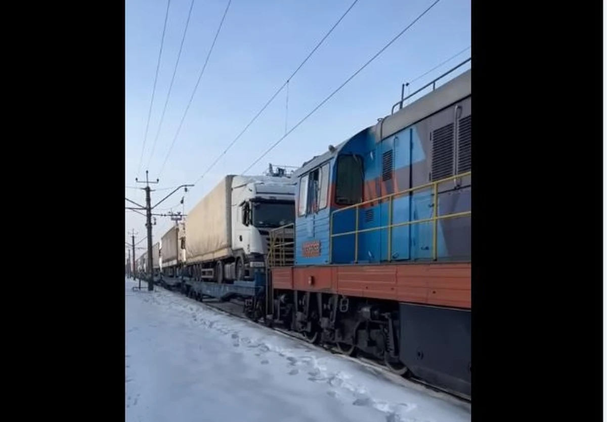 Pociąg z 13 ciągnikami siodłowymi z naczepami załadowanymi na platformy kolejowe z Ukrainy w niedzielę dotarł do stacji Sławków w woj. śląskim. Ciężarówki z Polski mają pojechać do Niemiec, Szwecji i Litwy - poinformowała spółka PKP Linia Hutnicza Szerokotorowa.