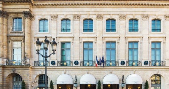 Drogocenna zguba w luksusowym hotelu. Z apartamentu zniknął pierścionek wart 750 tysięcy euro. Luksusowa biżuteria odnalazła się, ale w nietypowym miejscu - informuje dziennik "Le Parisien". 