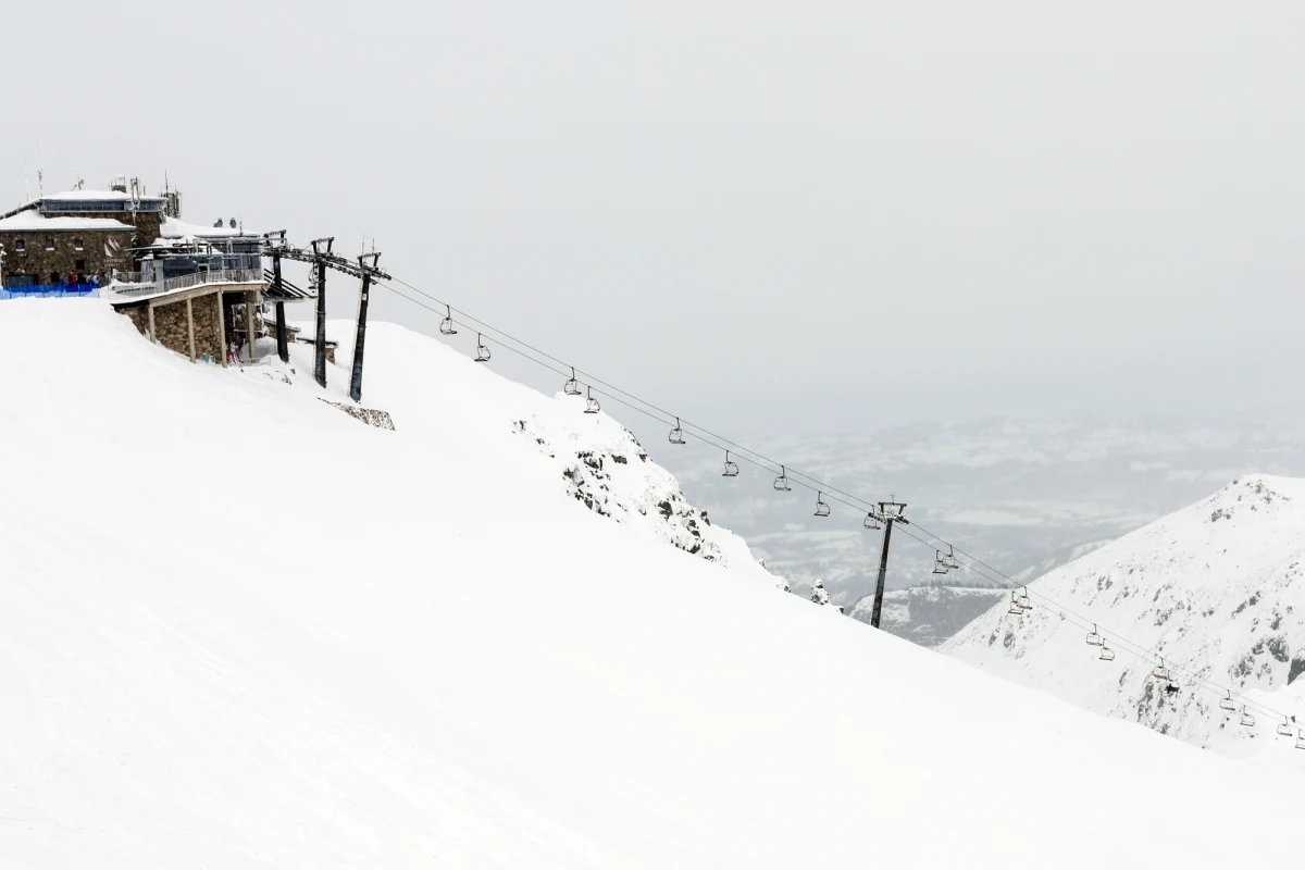 W wyższych partiach Tatr panują bardzo trudne i niebezpieczne warunki do uprawiania turystyki – informuje Tatrzański Park Narodowy. Śnieg powyżej górnej granicy lasu jest nieprzedeptany, a wiatr utworzył głębokie zaspy w zagłębieniach terenu.
