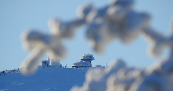 Trudne warunki do uprawiania turystyki panują w poniedziałek w Karkonoszach. Większość szlaków jest nieprzetarta, a miejscami zalegają dwumetrowe zaspy śniegu.