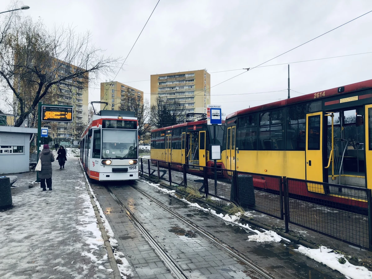 Tramwaje wróciły na łódzkie osiedle Kurczaki. Od dziś jeżdżą swoimi stałymi trasami. Przez 2 tygodnie mieszkańcy osiedla nie mieli połączenia tramwajowego, bo konieczna była awaryjna naprawa torowiska przy ul. Rzgowskiej.