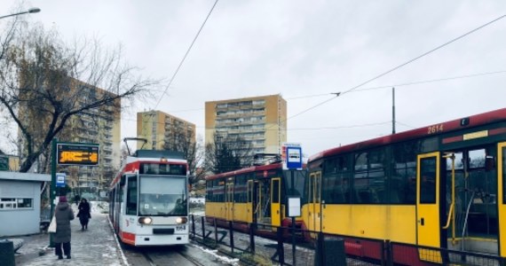 Tramwaje wróciły na łódzkie osiedle Kurczaki. Od dziś jeżdżą swoimi stałymi trasami. Przez 2 tygodnie mieszkańcy osiedla nie mieli połączenia tramwajowego, bo konieczna była awaryjna naprawa torowiska przy ul. Rzgowskiej.