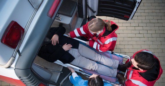 73-latek, mieszkający samotnie w Poddębicach (Łódzkie) przewrócił się na podłogę w domu i nie był w stanie sam wstać. Gdy znaleźli go policjanci był już osłabiony i wyziębiony. Mężczyzna trafił do szpitala.


