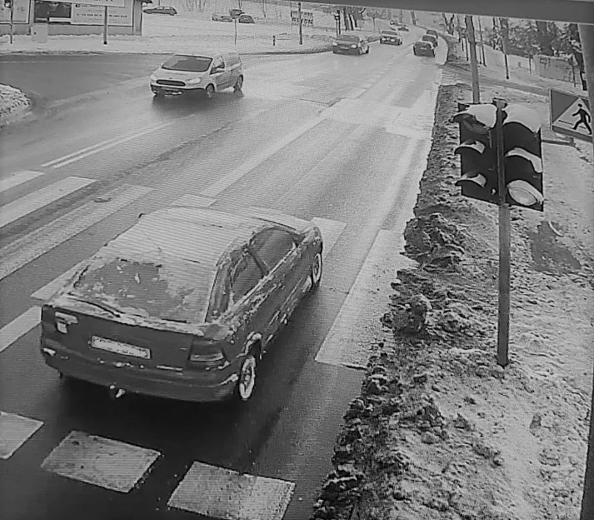 Policjanci oświęcimskiej drogówki zatrzymali 67-latka, który na przejściu dla pieszych w Brzeszczach potrącił pieszego i odjechał, nie udzielając mu pomocy. Auto, które prowadził miało zmrożone szyby, co znacznie ograniczało widoczność. 