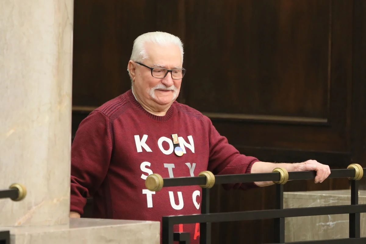 Były prezydent Lech Wałęsa pojawił się na posiedzeniu Sejmu. Wielu parlamentarzystów powitało go owacją na stojąco, co uwieczniły kamery. 