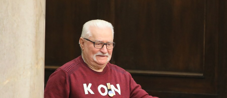 Były prezydent Lech Wałęsa pojawił się na posiedzeniu Sejmu. Wielu parlamentarzystów powitało go owacją na stojąco, co uwieczniły kamery. 