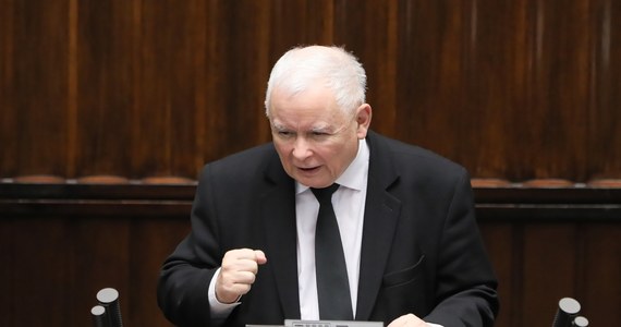 Nie możemy się zgodzić na to, żeby polska niepodległość była znowu historycznym incydentem. Dlatego konieczne jest zbrojenie się, a także bezwzględne "nie" wobec planów formowanych w Unii Europejskiej - powiedział prezes PiS Jarosław Kaczyński w Sejmie.