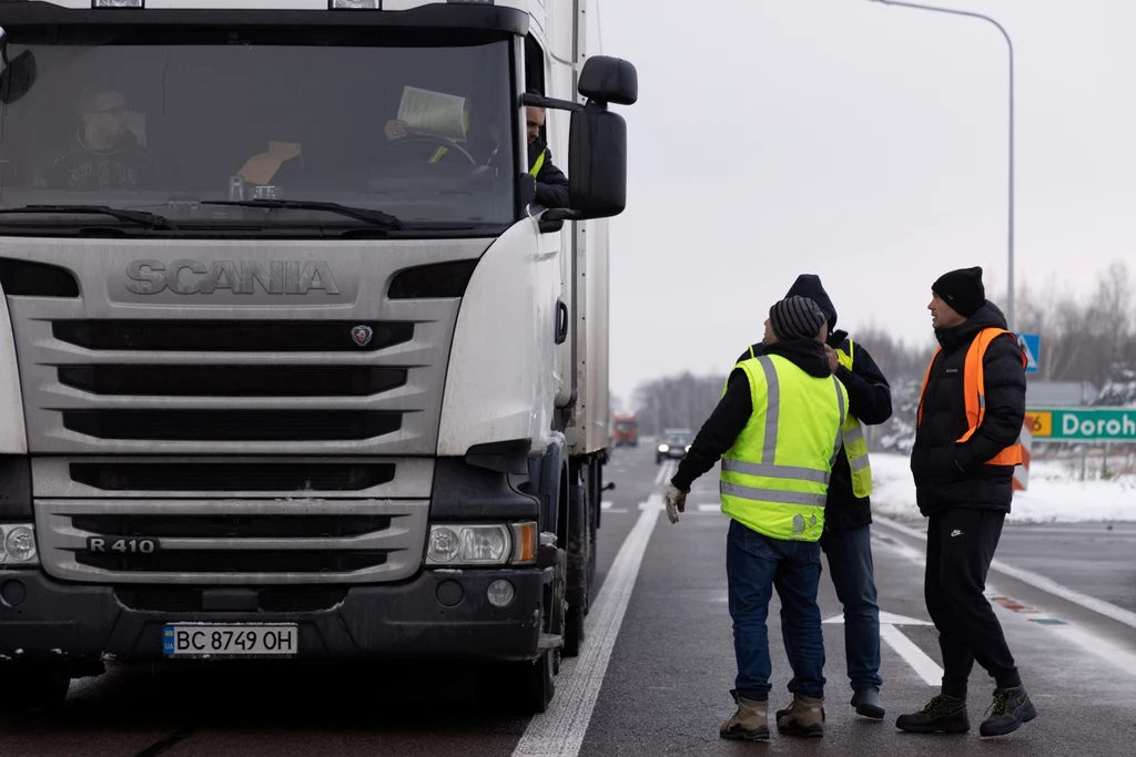 Розгублені водії на кордоні в Дорогуську