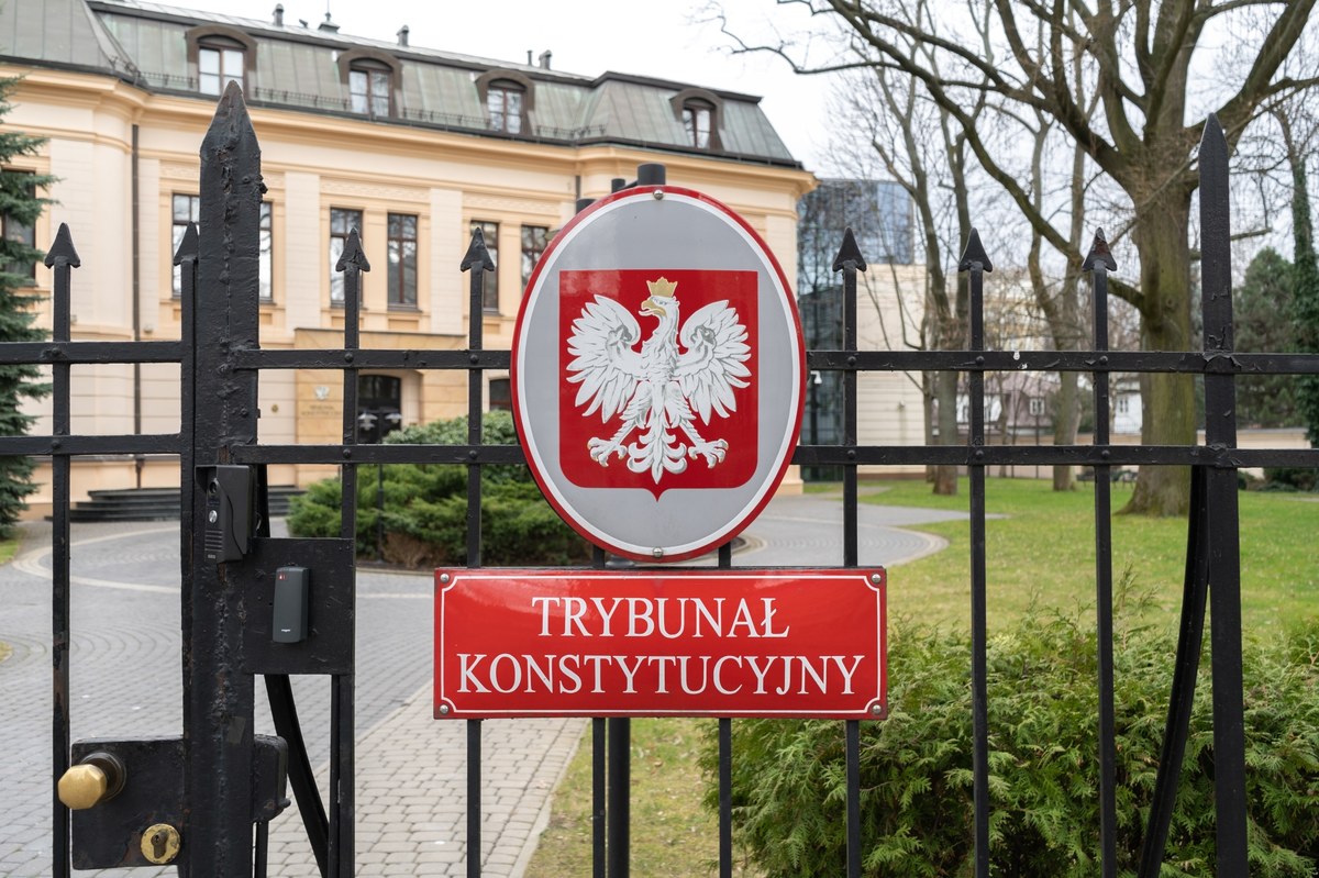 Trybunał Konstytucyjny uznał w poniedziałek za niezgodne z konstytucją przepisy unijne, na podstawie których Trybunał Sprawiedliwości UE nałożył kary na Polskę ws. kopalni Turów i byłej Izby Dyscyplinarnej SN. TK ogłosił poniedziałkowy wyrok w pełnym składzie, zdanie odrębne do orzeczenia zgłosiło czterech sędziów.