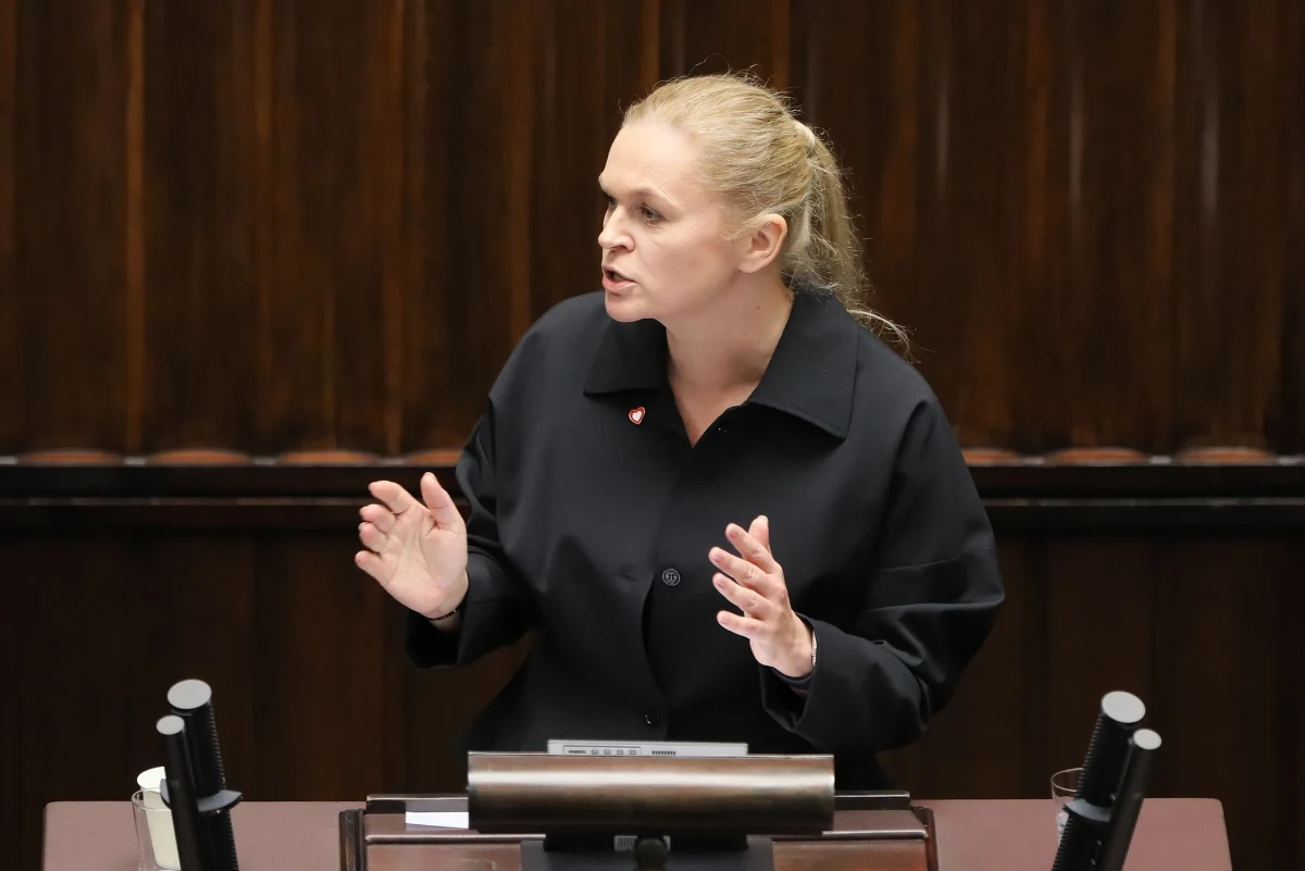 Polska nigdy nie była tak słaba międzynarodowo, nieszanowana, odrzucana, wykluczana. Jedyna dyplomacja jaką uprawialiście to pohukiwania i krzyki zamiast budowania mocnych sojuszy - mówiła Barbara Nowacka (KO) w poniedziałek w Sejmie podczas debaty nad expose premiera Mateusza Morawieckiego.