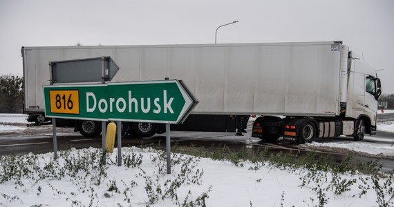 Wójt gminy Dorohusk Wojciech Sawa cofnął zezwolenie na protest przewoźników na drodze dojazdowej do przejścia granicznego z Ukrainą. To oznacza, że ciężarówki stojące dotychczas w długiej kolejce jadą w kierunku granicy. Michał Deruś – rzecznik prasowy Izby Administracji Skarbowej w Lublinie przekazał RMF FM, że praca przy odprawach ruszyła pełną parą.