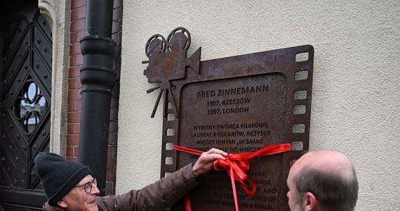 Sławny hollywoodzki reżyser, autor oskarowego "W samo południe" oraz słynnego filmu sensacyjnego "Dzień Szakala", przyszedł na świat w Rzeszowie. Na fasadzie kamienicy w Rynku, obecnie pod numerem 3, została odsłonięta oficjalnie tablica pamiątkowa. W tym domu Fred Zinnemann mieszkał z rodzicami.
