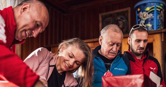 Potrzebujący ze Szlachetnej Paczki codziennie mierzą się ze swoją górą. Wyzwania, które urastają do rangi samotnej wędrówki z ciężkim plecakiem to: przetrwanie za 10 złotych dziennie, udźwignięcie choroby i cierpienia czy samotności. Kinga Baranowska, Krzysztof Wielicki, Andrzej Bargiel i ratownicy z Podhalańskiej Grupy GOPR przygotowują Szlachetną Paczkę dla jednej z takich rodzin. Na stronie www.szlachetnapaczka.pl wciąż są potrzebujące rodziny, które czekają na pomoc w tym roku. Darczyńcą może zostać każdy. 