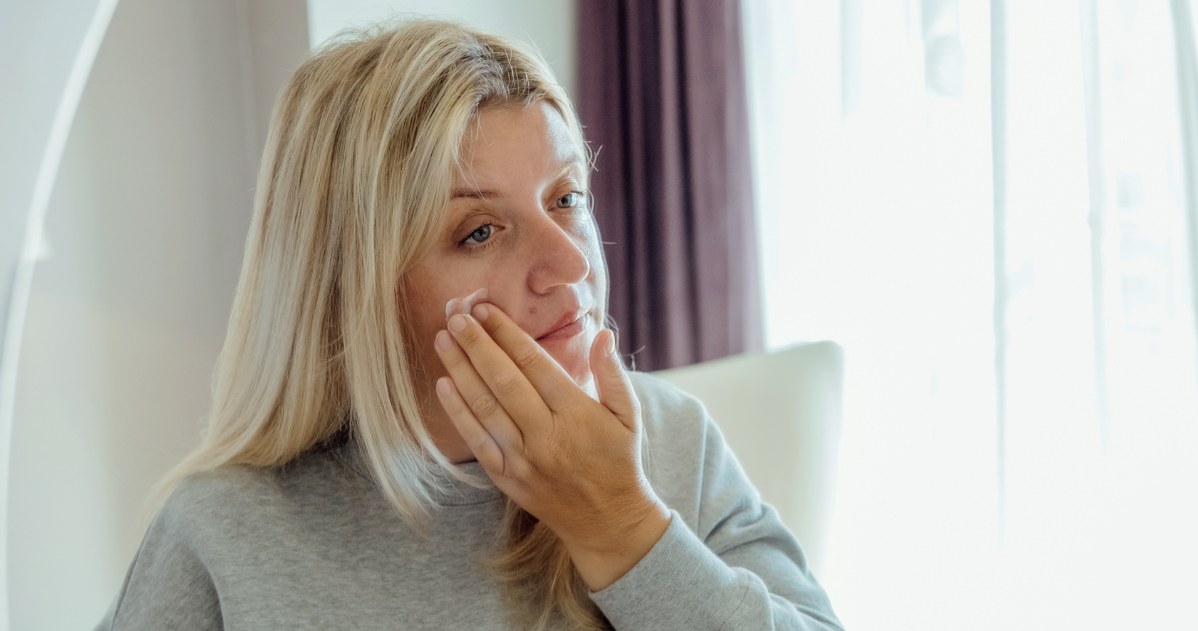 Taka skóra to objaw problemów z tarczycą. Hashimoto widać też na dłoniach