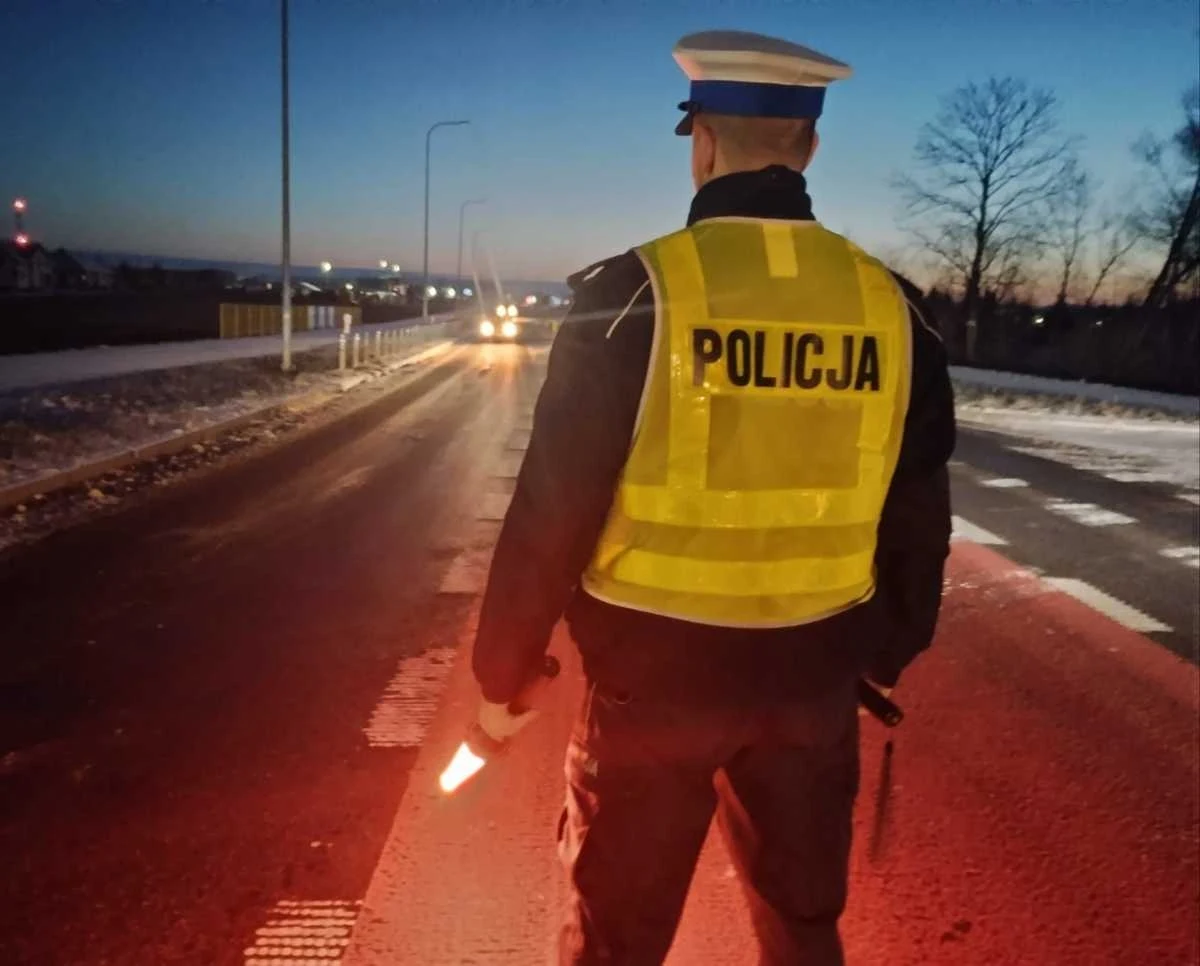 Ponad dwa promile miał w organizmie 28-latek, który wiózł samochodem 5-letniego syna. W pobliżu miejscowości Brok na Mazowszu auto dachowało.