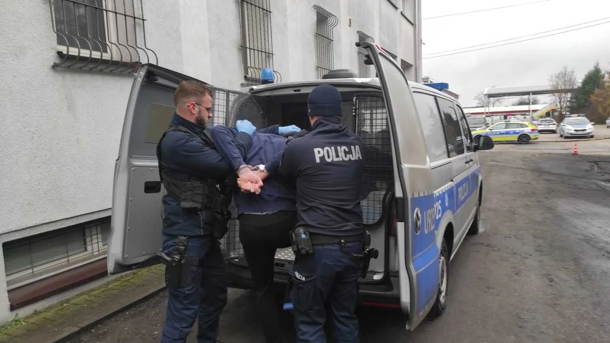 Zarzuty znęcania się i usiłowania zabójstwa usłyszał mężczyzna, który w piątkowy wieczór omal nie doprowadził do zgonu 39-latki z Wągrowca. Sąd zastosował wobec podejrzanego tymczasowy areszt.