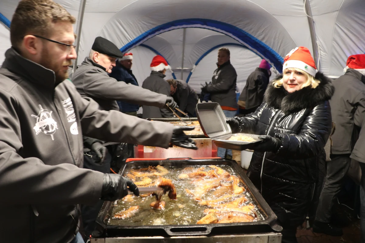 Kolejny przedświąteczny poczęstunek dla krakowian, Tym razem smażonego karpia i zupy grzybowej można było skosztować przy pętli tramwajowej na Kurdwanowie.
