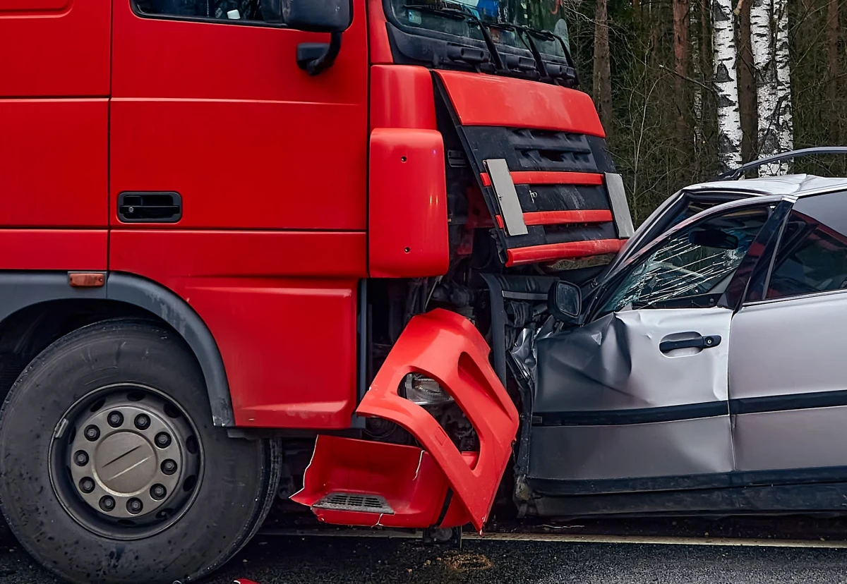 Jedna osoba zginęła w zderzeniu samochodu osobowego z ciężarowym, do którego doszło w pobliżu miejscowości Sporysz w powiecie człuchowskim.